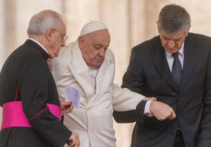 Pope asks priest to read for him as bronchitis persists
