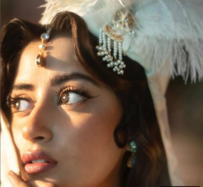 Sajal Aly recreates Anarkali? Latest shots grabs attention 