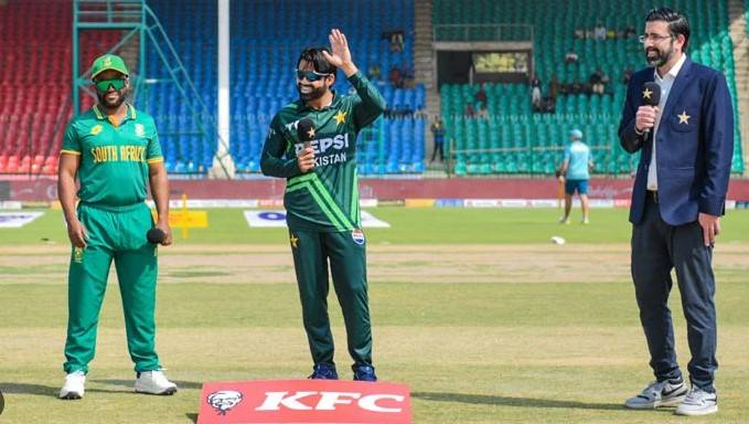 South Africa win toss, elect to bat in do-or-die Pakistan clash