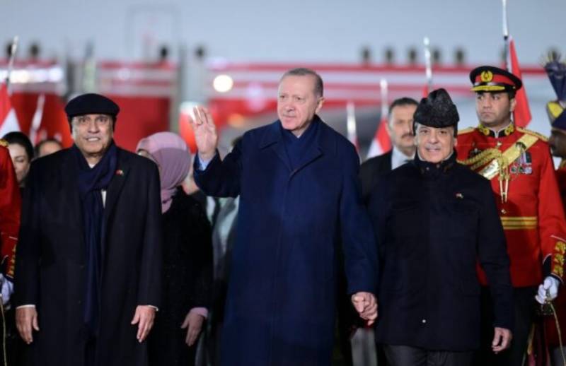Turkish President Erdogan arrives to Thunderous welcome by JF-17 jets