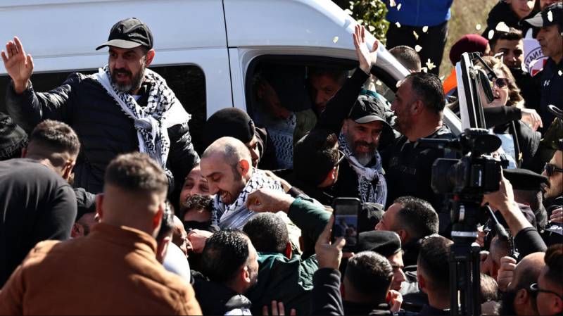 Bus carrying freed Palestinian prisoners arrives in Ramallah