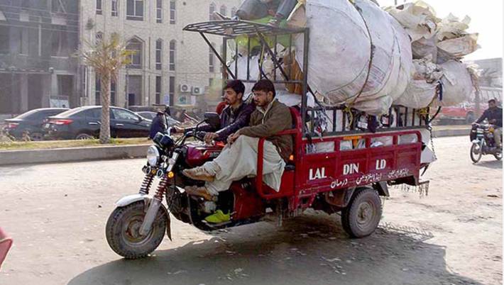 CTO Lahore issues helmet orders for drivers of Chingchi, loader rickshaws