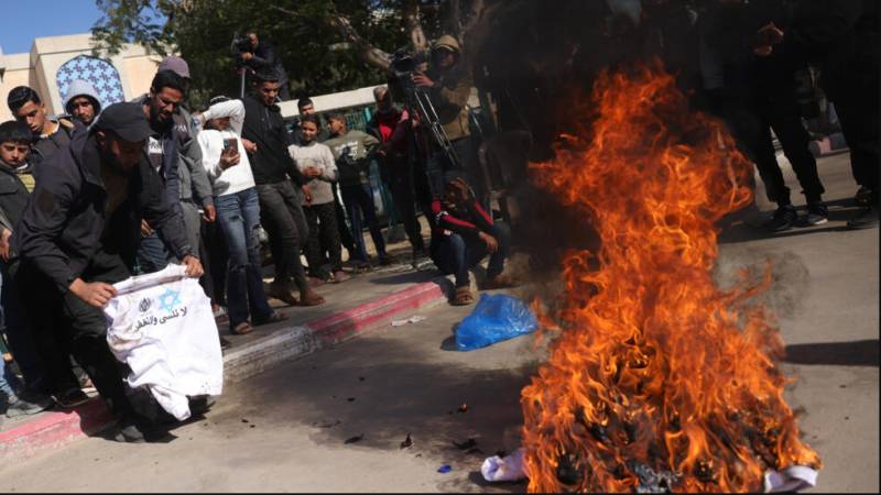 Freed Palestinian inmates set prison garb ablaze on return to Gaza