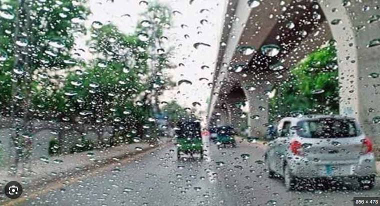 Light rain turns weather cold in Lahore