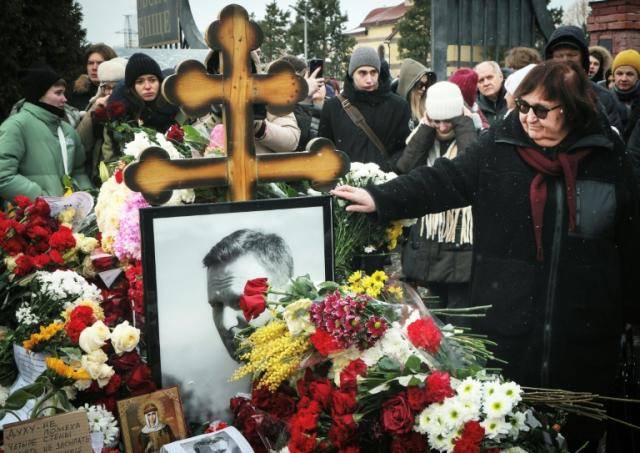 Russians risk reprisals to visit Navalny grave on death anniversary
