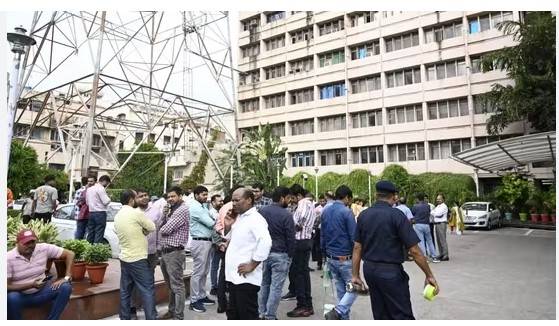 Powerful earthquake jolts India capital