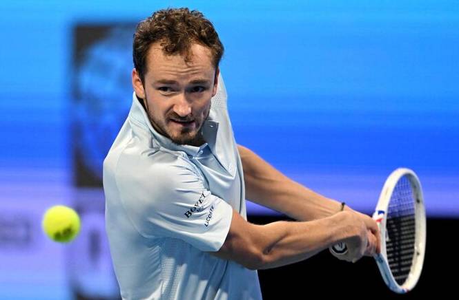Medvedev edges Khachanov in windy Qatar Open