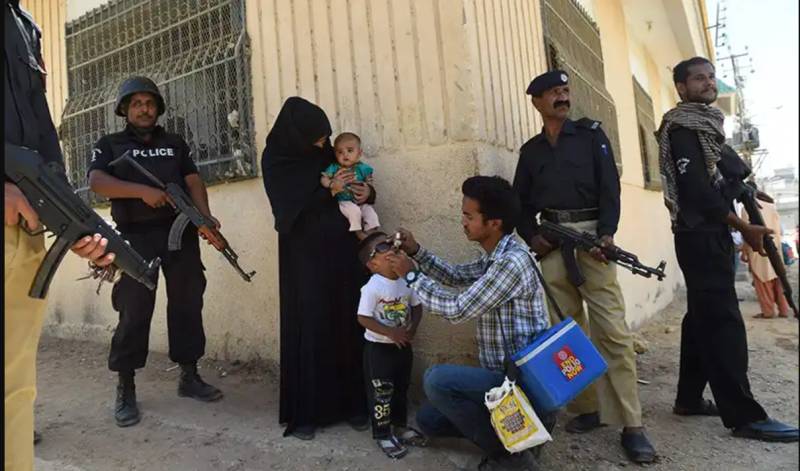 Gunmen shoot dead policeman guarding Pakistan polio team