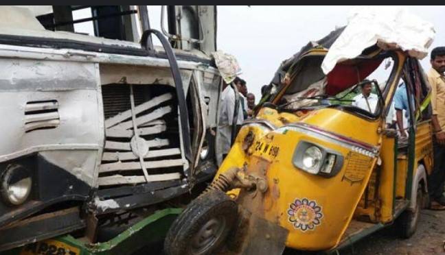 Six die in bus-rickshaw collision in Khanpur 