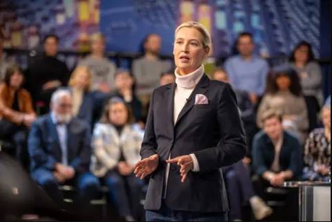 German far left in surprise comeback ahead of election