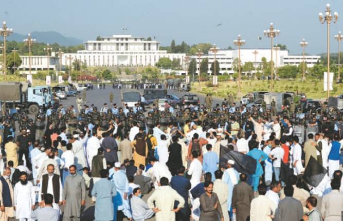 Govt employees protest continues outside parliament in Islamabad 