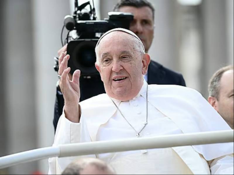 Pope marks week in hospital amid questions over future
