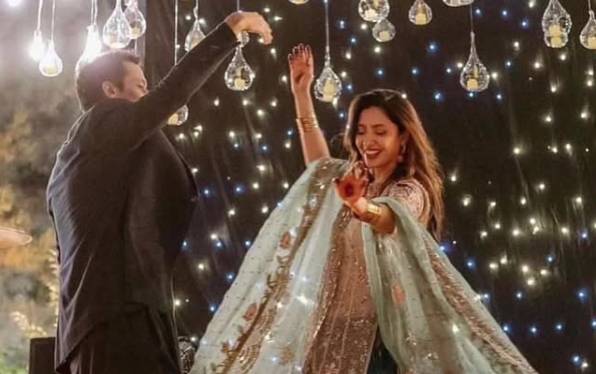 Mahira Khan’s FLIRTATIOUS dance performance with Salim Karim at wedding function 