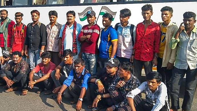 Pakistan hands over 22 fishermen to India at Wahgha Border 