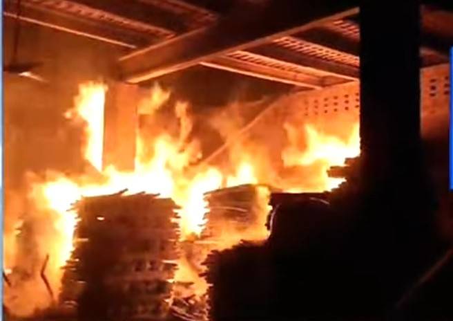 Fire erupts at paper factory in Basti Malook