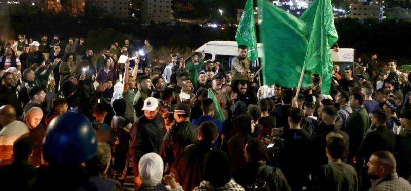 Palestinian families wait into the night for prisoner releases