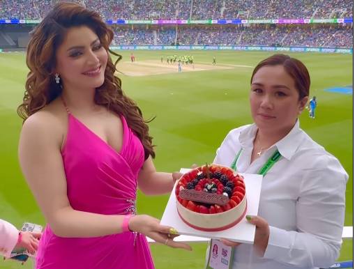 Urvashi Rautela receives 'birthday surprise' during India vs Pakistan match
