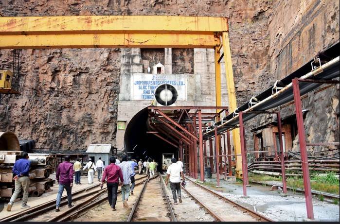 Hope fades for Indian workers trapped in tunnel