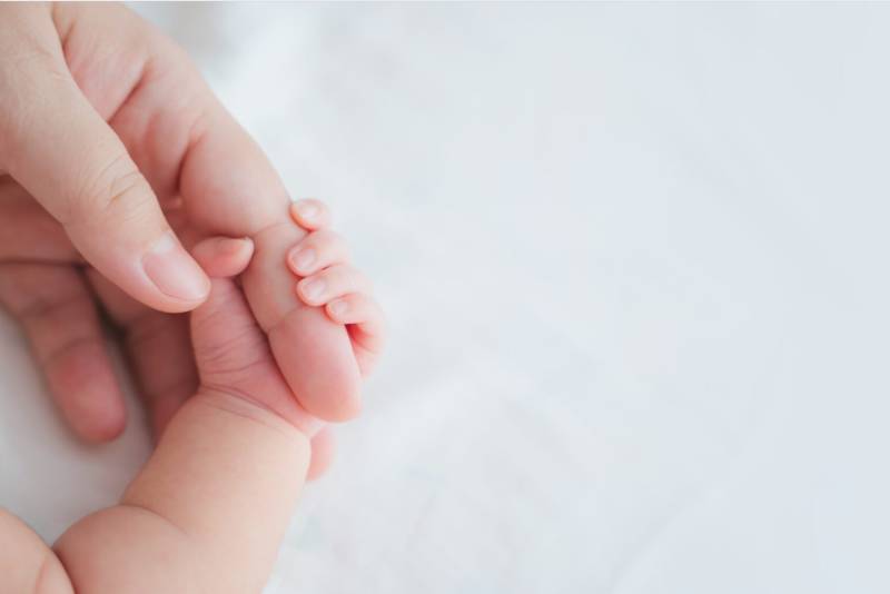 US mother drops newborn to death from Paris hotel window