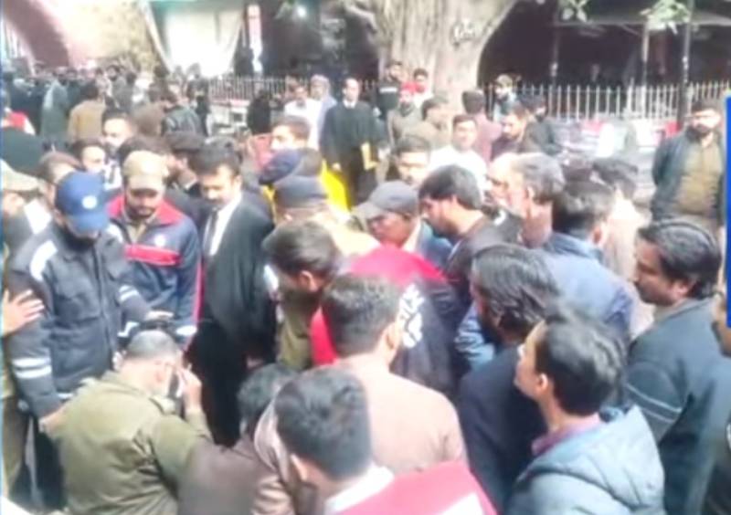 Man sets himself ablaze at LHC for not getting on-time justice