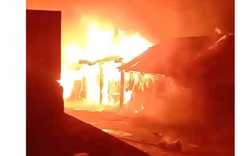 Massive fire destroys 8 shops, guest house in Neelum Valley