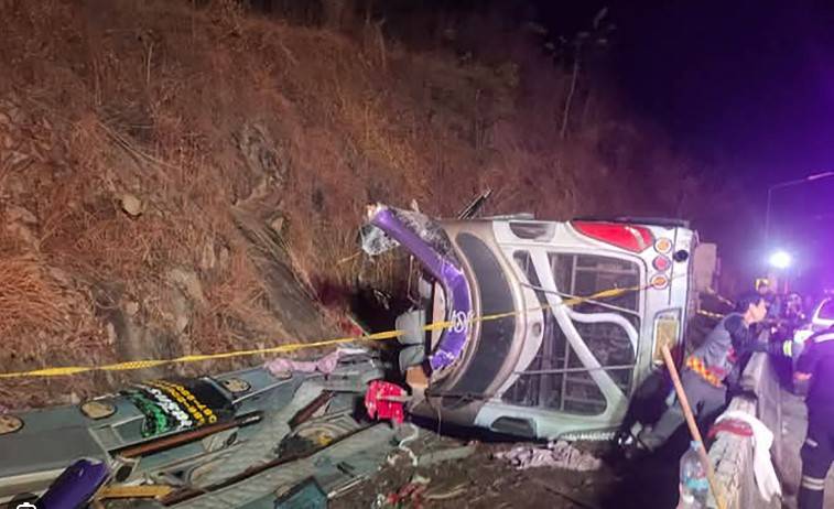 Bus crash down a hill kills 18 in Thailand