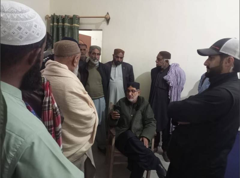 Mengal reaches Wadh PS to offer mass arrest of supporters after police register FIR against 1100 men
