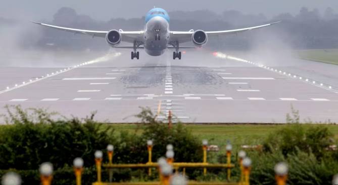 UK delays approving London Gatwick airport expansion