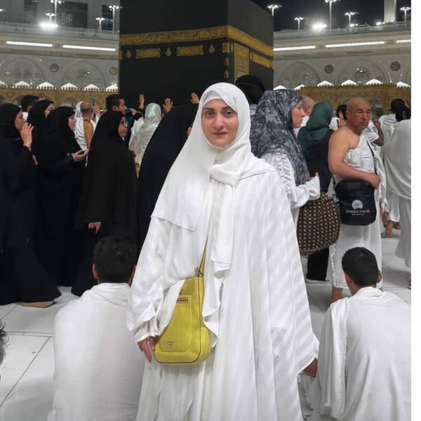Actress Sana Askari performs Umrah