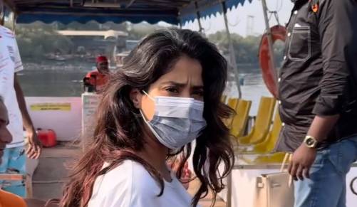 Janhvi Kapoor stuns in casual outlook