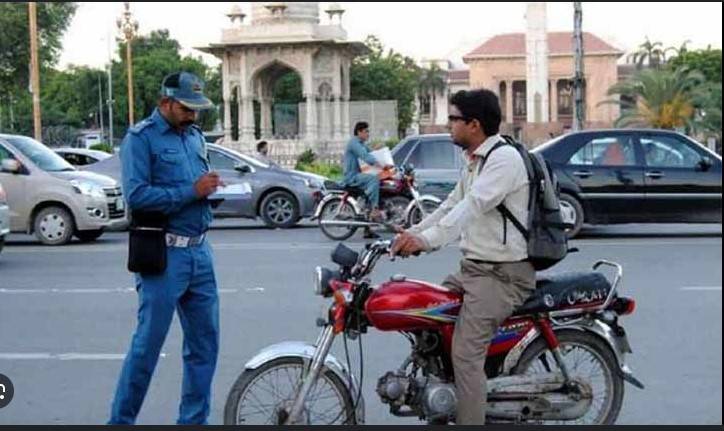 LHC judge hints at Rs10,000 fine on violators of one-way traffic