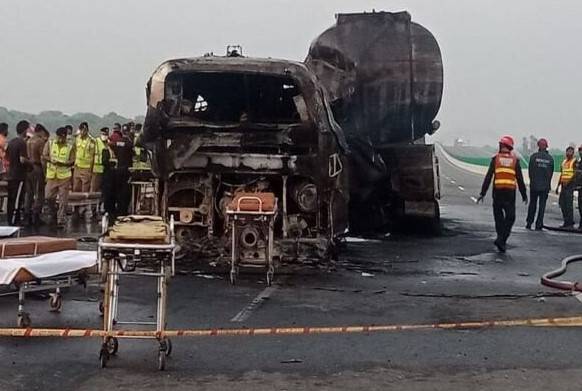 Five burnt alive after 3 vehicles loaded with oil collided in Washik