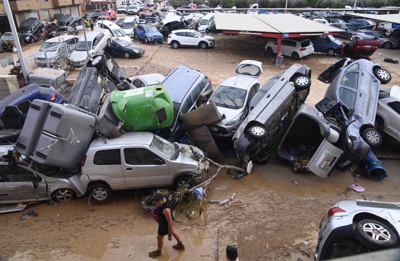 Shifting tales renew pressure on Spain flood region leader
