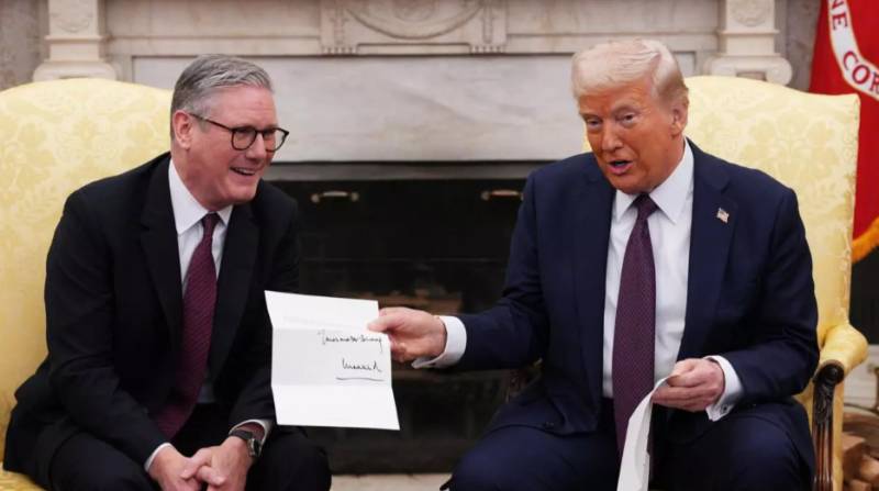 Wild AI, a royal letter and big hugs - a week in Trumpworld