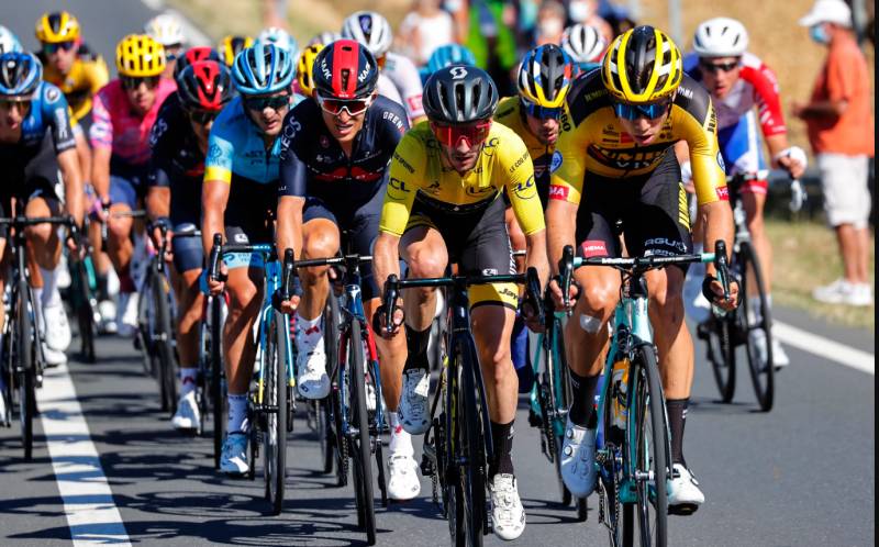 Cyclists in wrong turn blunder 300m from finish of Ardeche Classic