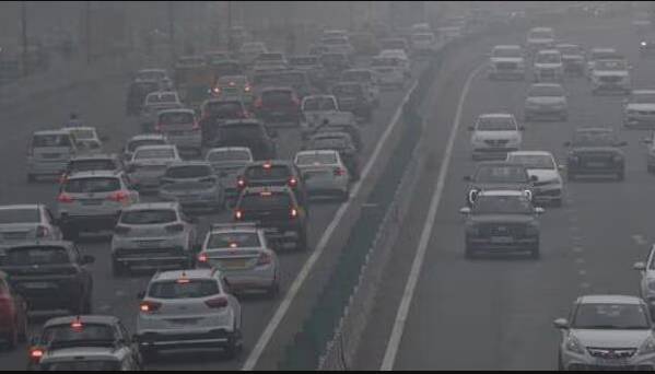 Delhi bans old cars from refuelling to help tackle city's pollution