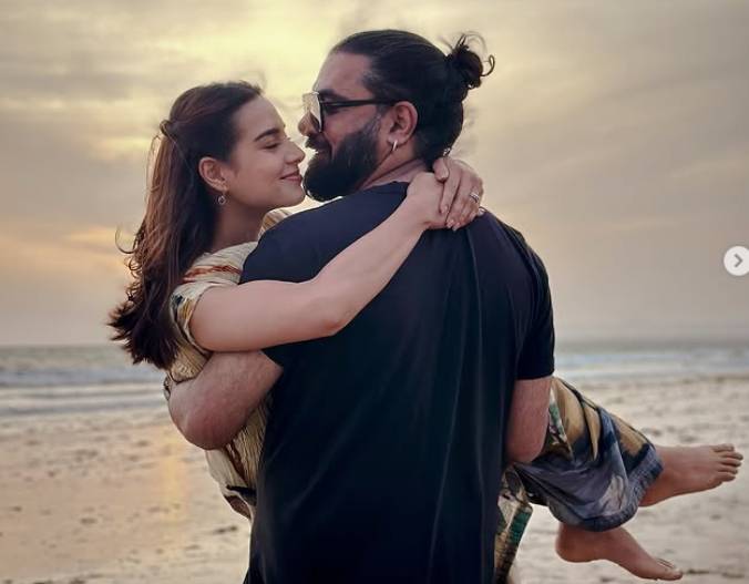 Iqra Aziz expresses love for hubby Yasir sharing Kareena's clip