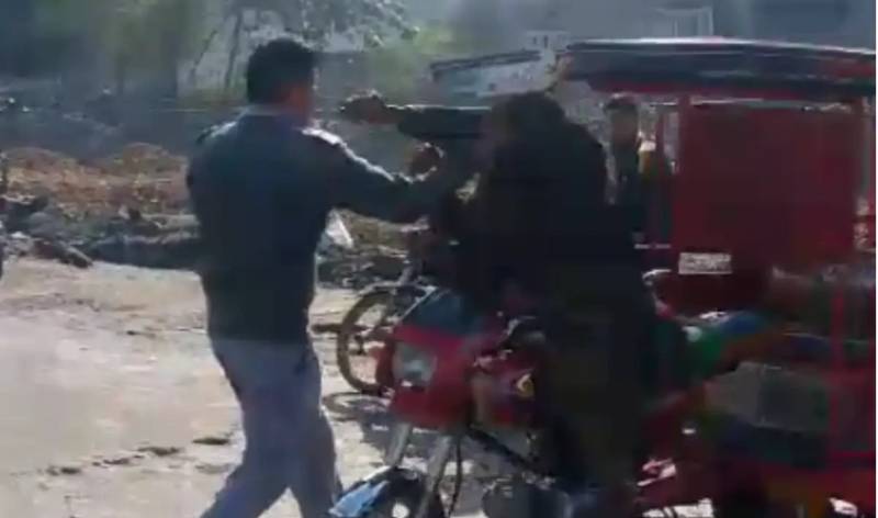 Warden suspended for slapping disable rickshaw driver in Lahore