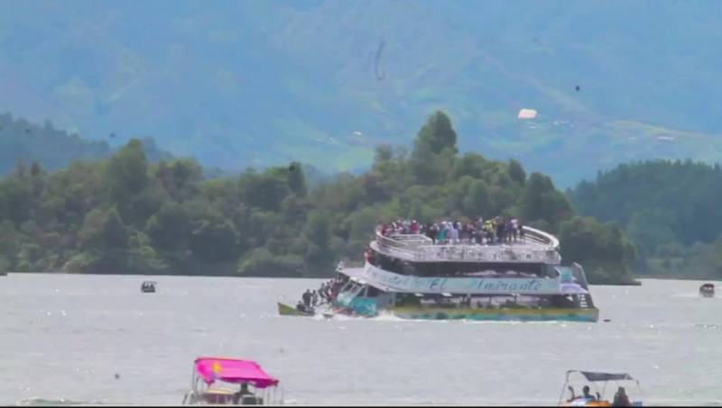 42 rescued from Caribbean after Colombia tourist boat sinks