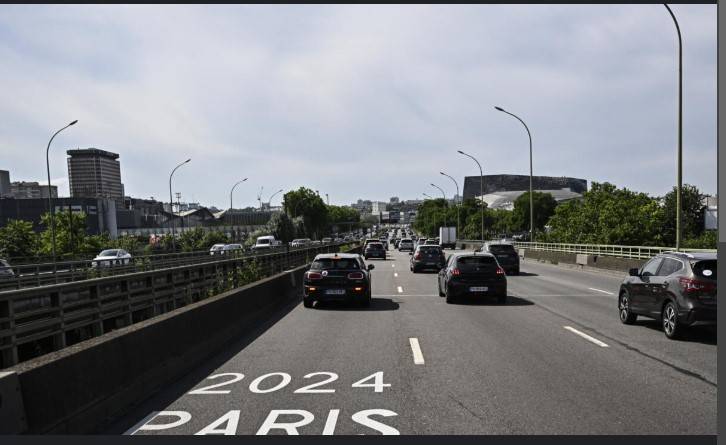 Paris imposes car-sharing lane on congested ring road