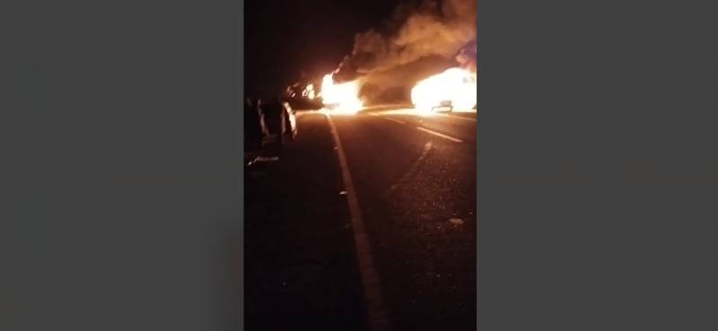 10 vehicles, including a police van, set ablaze in Gwadar