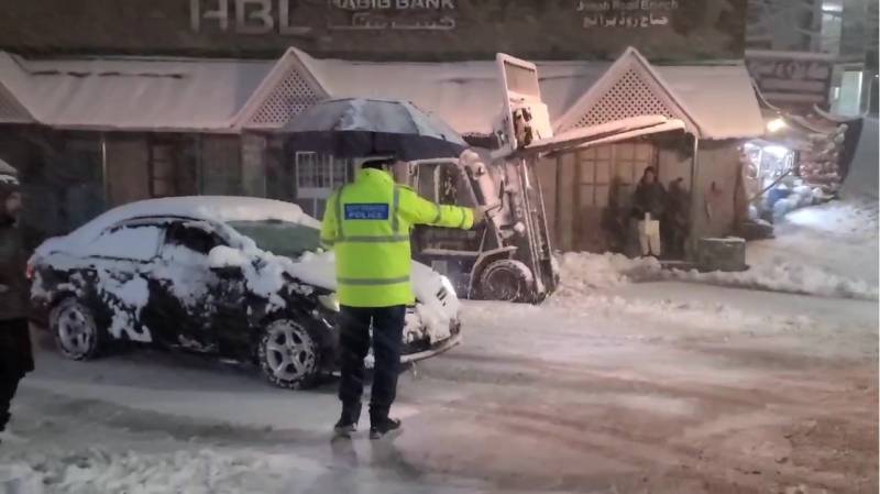 Parts of Pakistan receive rain, snowfall