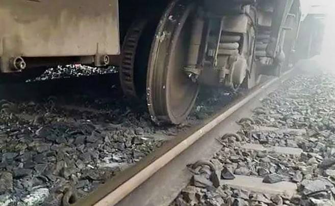 Train derails at Wazirabad Railway Station