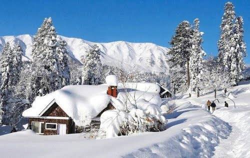 Tourists throng Murree and Northern Areas after snowfall 