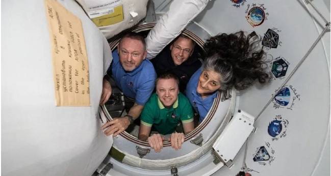 'Stranded' NASA astronaut backs Musk in rescue row