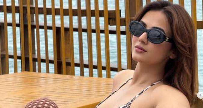 What makes Jannat gal feel magical? Sonal Chauhan shares glimpses of Maldives vacation