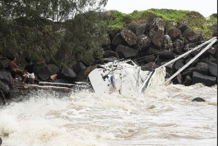 Australians told 'prepare for worst' as tropical cyclone nears