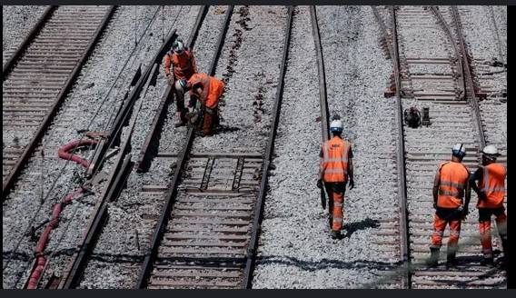 WWII bomb halts traffic at busy Paris train station
