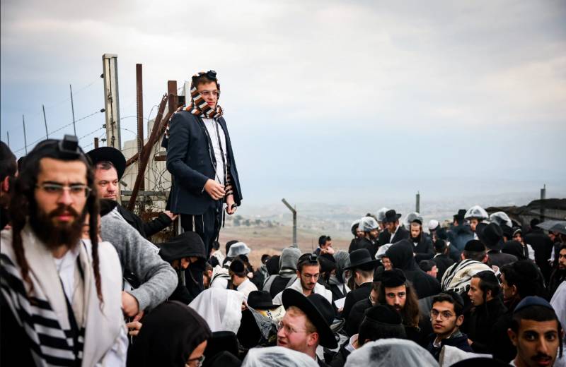Hundreds of ultra-Orthodox Jews enter Lebanon from Israel to pray 