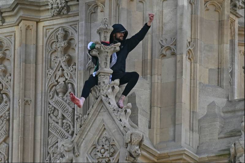 UK police close area around Big Ben as man with Palestinian flag scales tower